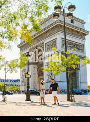 Couple lors d'un voyage dans la ville de Paris en visitant l'avenue des champs-Élysées Paris France Arc de Triomphe Banque D'Images