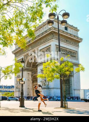 Couple lors d'un voyage dans la ville de Paris en visitant l'avenue des champs-Élysées Paris France Arc de Triomphe Banque D'Images