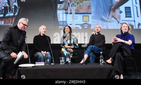 Southbank, Londres. 12/02/2024, Mark Kermode, Olivia Colman, Jessie Buckley, Anjana Vasan et Thea Sharrock sur scène au Mark Kermode en 3D le lundi 12 février 2024 au BFI Southbank, Londres. Mark a discuté avec Olivia Colman, Jessie Buckley, Anjana Vasan et Thea Sharrock du film Wicked Little Letters . Photo de Julie Edwards. Crédit : JEP Celebrity photos/Alamy Live News Banque D'Images