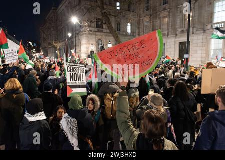 Londres, Royaume-Uni. 12 février 2024. Les partisans palestiniens se rassemblent à Whitehall, bloquant finalement les routes dans les deux sens en face de Downing Street, en opposition au ciblage militaire israélien de la ville palestinienne de Rafah, où des centaines de milliers de Gazaouis ont cherché refuge contre les attaques israéliennes. Crédit : Ron Fassbender/Alamy Live News Banque D'Images