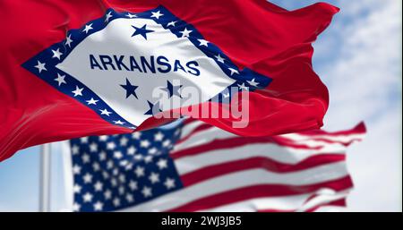 Gros plan du drapeau de l'État de l'Arkansas agitant avec le drapeau américain par temps clair Banque D'Images