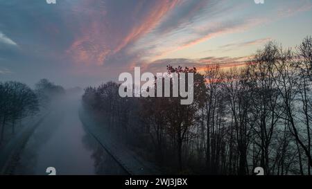 Dawn embrasse sur un Misty canal Banque D'Images