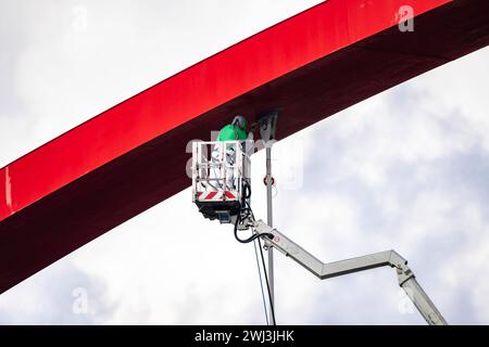 Marode Autobahnbrücke A42, über den Rhein-Herne-Kanal, mit massiven Bauschäden, Arbeiter, mit Atemschutzausrüstung, auf Hebebühnen, für die nächsten Monate total gesperrt, zwischen den Anschlussstellen Bottrop-Süd und Kreuz Essen-Nord, für LKW wohl bis zu einem Neubau, NRW, Deutschland, Gesperrte Autobahnbrücke 42 *** pont autoroutier délabré A42, sur le canal Rhin Herne, avec des dommages structurels massifs, travailleurs, avec équipement de protection respiratoire, sur les plates-formes élévatrices, complètement fermé pour les prochains mois, entre les échangeurs Bottrop Sud et Essen Nord, probablement pour les camions Banque D'Images