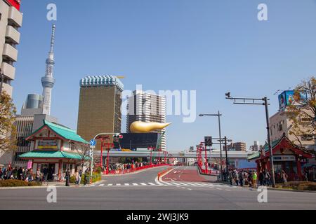 Le pont Azuma sur la rivière Sumida et la flamme Asashi à Asakusa, Tokyo, Japon. Banque D'Images