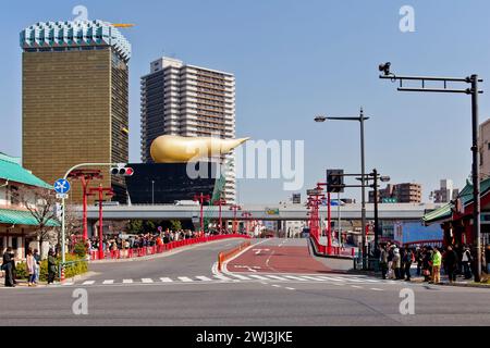 Le pont Azuma sur la rivière Sumida et la flamme Asashi à Asakusa, Tokyo, Japon. Banque D'Images