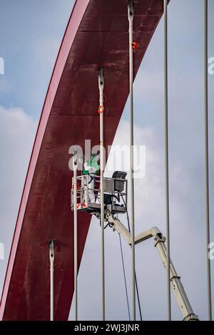 Marode Autobahnbrücke A42, über den Rhein-Herne-Kanal, mit massiven Bauschäden, Arbeiter, mit Atemschutzausrüstung, auf Hebebühnen, für die nächsten Monate total gesperrt, zwischen den Anschlussstellen Bottrop-Süd und Kreuz Essen-Nord, für LKW wohl bis zu einem Neubau, NRW, Deutschland, Gesperrte Autobahnbrücke 42 *** pont autoroutier délabré A42, sur le canal Rhin Herne, avec des dommages structurels massifs, travailleurs, avec équipement de protection respiratoire, sur les plates-formes élévatrices, complètement fermé pour les prochains mois, entre les échangeurs Bottrop Sud et Essen Nord, probablement pour les camions Banque D'Images