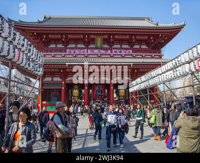 Le Hozomon est une immense porte menant au complexe intérieur du temple Senso-ji à Asakusa, Tokyo, Japon. Banque D'Images