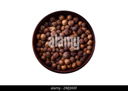 Épice Allspice couleur brune pas moulue dans une soucoupe en bois. Cuisine asiatique Banque D'Images