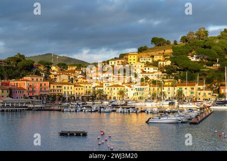 Vue sur le port de plaisance et le village de Porto Azzurro sur l'île d'Elbe au coucher du soleil Banque D'Images