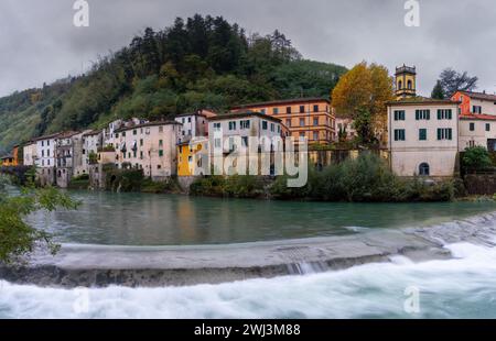 Vue sur le village de Bagni di Lucca et la rivière Lima en Toscane Banque D'Images