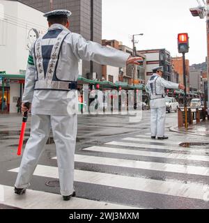 Police de la circulation à Shijo Street dans le centre-ville de Gion, Kyoto, Japon pendant la pluie. Banque D'Images