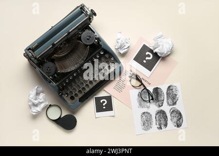 Composition avec machine à écrire rétro, dossiers criminels et boules de papier froissées sur fond clair Banque D'Images