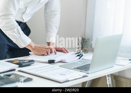 Jeune homme d'affaires occupé à travailler au bureau. homme d'affaires faisant la paperasserie financière concept de gestion d'entreprise Banque D'Images