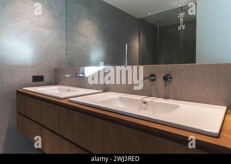 Lavabos de salle de bains principale et vanité dans la maison de luxe. Banque D'Images