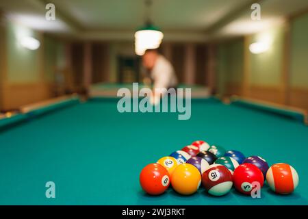 Joueur de billard à la table de billard ou snooker billard américain jeu de sport de billard Banque D'Images