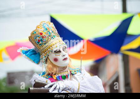 Maragogipe, Bahia, Brésil - 11 février 2024 : des gens habillés dans le style carnaval de Venise sont vus pendant le carnaval dans la ville de Maragogipe, à Bahi Banque D'Images