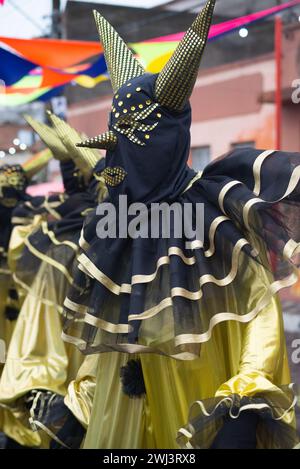 Maragogipe, Bahia, Brésil - 11 février 2024 : des gens habillés dans le style carnaval de Venise sont vus pendant le carnaval dans la ville de Maragogipe, à Bahi Banque D'Images