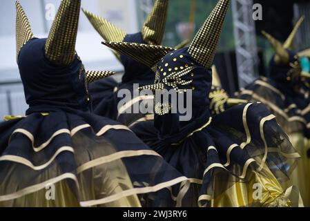 Maragogipe, Bahia, Brésil - 11 février 2024 : des gens habillés dans le style carnaval de Venise sont vus pendant le carnaval dans la ville de Maragogipe, à Bahi Banque D'Images