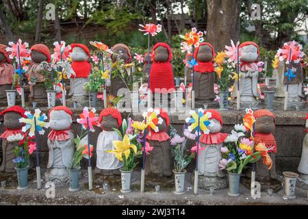 Statues Jizo ou gardiens des enfants décédés au temple Zojoji à Tokyo, Japon. Banque D'Images