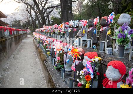 Statues Jizo ou gardiens des enfants décédés au temple Zojoji à Tokyo, Japon. Banque D'Images