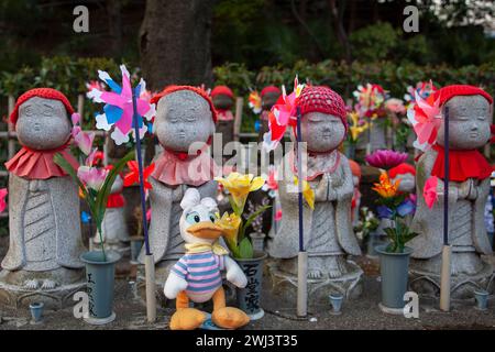 Statues Jizo ou gardiens des enfants décédés au temple Zojoji à Tokyo, Japon. Banque D'Images