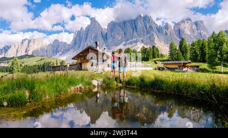 Couple à Geisler Alm, Dolomites Italie, randonnée dans les montagnes de Val Di Funes dans les Dolomites italiens Banque D'Images