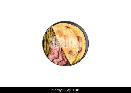 Délicieuse omelette fraîche avec tomates cerises, bacon, asperges et épices Banque D'Images