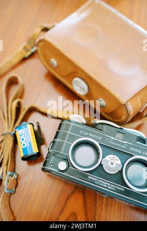 La caméra stéréo personnelle Vintage View Master se trouve sur la table à côté d'un étui en cuir Banque D'Images