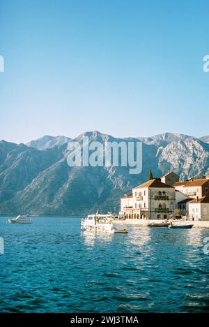 Bateau d'excursion est amarré au large de la côte de Perast près des bateaux de pêche. Monténégro Banque D'Images