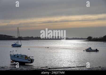 Bateaux dans le canal de Fishbourne à Dell Quay, West Sussex, Angleterre, par un après-midi nuageux d'hiver Banque D'Images