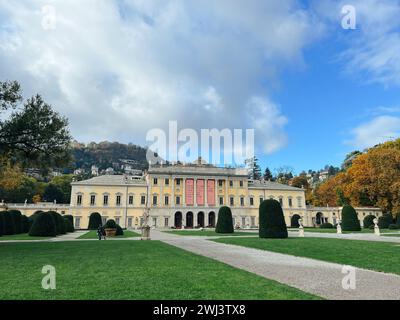 Côme, Italie - 12 novembre 2023 : Parc vert en face de l'ancienne villa Olmo sur les rives du lac de Côme. Italie Banque D'Images