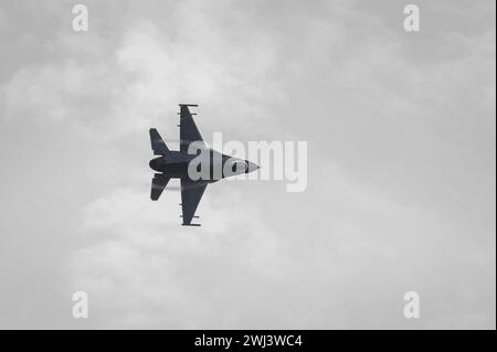 Un F-16 Falcon effectue des manœuvres aériennes dans le cadre d’une cérémonie pour dévoiler le nouvel avion de chasse F-35 Lightning II de la Garde nationale aérienne de l’Alabama à Montgomery, en Ala., le 9 février 2024. La 187th Fighter Wing modernise les avions du F-16 Fighting Flacon au F-35 Lightning II, signifiant une augmentation massive des capacités et de la létalité de la Garde nationale aérienne de l'Alabama. (Photo de l'US Air Force par le sergent d'état-major Enrique Barcelo) Banque D'Images