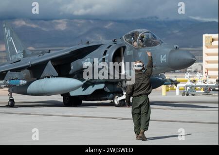 Le Cpl Cameron Kindrick, capitaine d'avion affecté au Marine Attack Squadron 223, Marine corps Air Station Cherry point, Caroline du Nord, se prépare à lancer un AV-8B Harrier pour une mission, pendant Green Flag-West 24-04 à la base aérienne de Nellis, Nevada, le 17 janvier 2024. Green Flag-West est principalement exécuté en conjonction avec des exercices de l'armée américaine au National Training Center à ft Irwin, EN CALIFORNIE, mais s'entraîne également contre les menaces en mer afin de fournir une formation multi-domaines sur les feux air-surface. (Photo de l'US Air Force par William R. Lewis) Banque D'Images