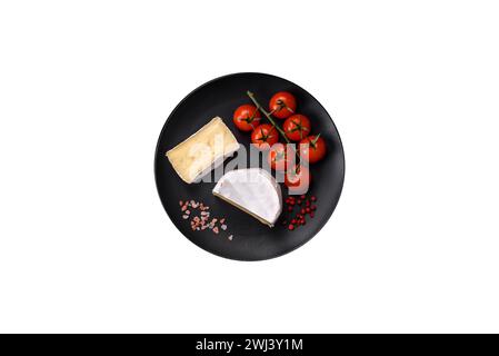 Délicieux fromage brie frais sous la forme d'une mini-tête avec des tomates cerises Banque D'Images