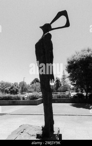 Statue commémorative de David Stitchkin, ancien président de l'Universidad de Concepcion est la décennie des années 60, située à l'intérieur du campus universitaire Banque D'Images