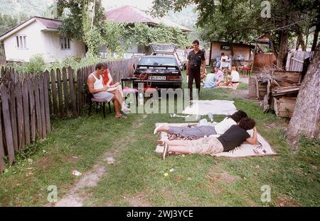 Comté de Vrancea, Roumanie, approx. 1992. Les gens se détendent en dehors d'une foire locale. Banque D'Images