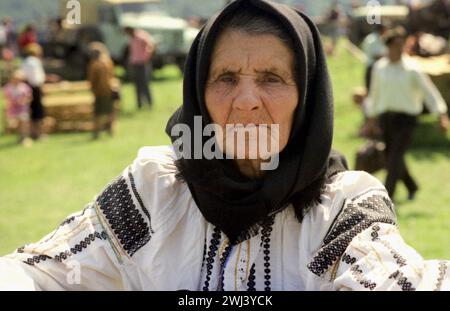 Portrait d'une femme âgée portant des vêtements traditionnels faits à la main lors d'une foire de campagne dans le comté de Vrancea, Roumanie, vers 1999 Banque D'Images