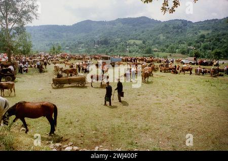 Scène d'une foire de campagne dans le comté de Vrancea, Roumanie, vers 1993 Banque D'Images