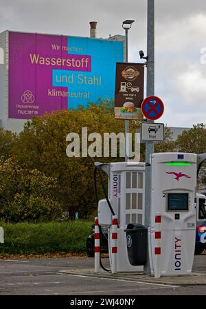 Station de charge et grande affiche pour l'acier climatique à l'usine ThyssenKrupp Steel Europe, Bochum Banque D'Images