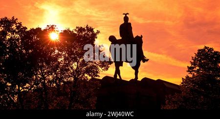 Statue équestre du Kaiser Wilhelm II rétroéclairée au coucher du soleil, Cologne, Allemagne, Europe Banque D'Images