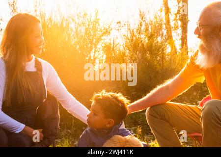 Union générationnelle : un moment paisible en famille dans la nature Banque D'Images