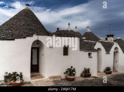 Vue détaillée des maisons et cabanes typiques de Trulli dans le quartier Rione Monti d'Alberobello Banque D'Images