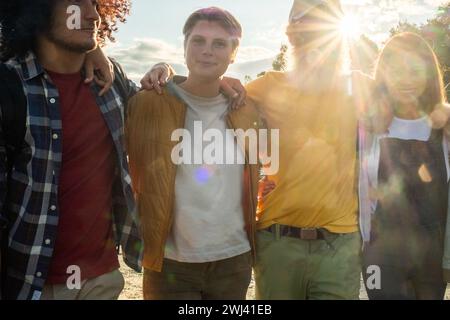 Golden Hour camaraderie : un groupe très Uni dans la lumière du coucher du soleil Banque D'Images