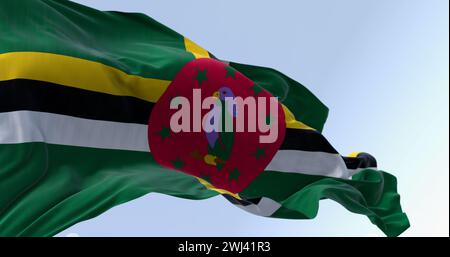 Drapeau national de la Dominique agitant par temps clair Banque D'Images