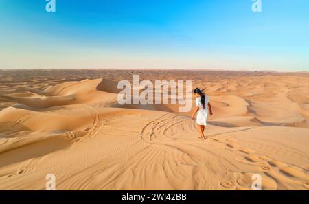 Dunes de sable de dessert de Dubaï, couple sur le désert de Dubaï safari, Emirats arabes Unis, vacances femmes à Dubaï Banque D'Images