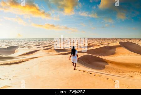 Dunes de sable de dessert de Dubaï, couple sur le désert de Dubaï safari, Emirats arabes Unis, vacances femmes à Dubaï Banque D'Images