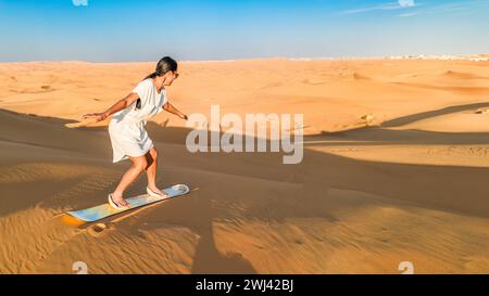 Dunes de sable de dessert de Dubaï, couple sur le désert de Dubaï safari, Emirats arabes Unis, vacances femmes à Dubaï Banque D'Images