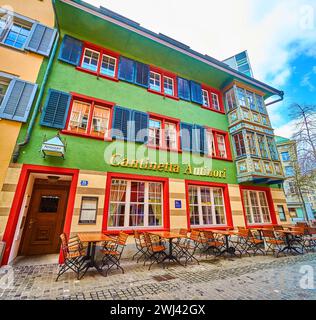 Zürich, SUISSE - 3 AVRIL 2022 : Restaurant sur la rue Augustinergasse, le 3 avril à Zürich, Suisse Banque D'Images