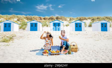 Pique-nique sur la plage de Texel pays-Bas, couple pique-nique sur la plage de Texel Banque D'Images