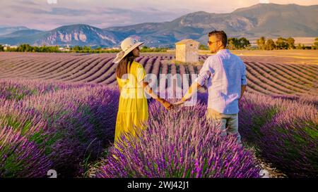 Couple hommes et femme en vacances dans les champs de lavande de Provence, Provence, champ de lavande France Banque D'Images